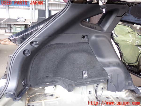 5UPJ-25787680]ハリアー(ZSU60W)左リアピラートリム 中古_m0001.jpg