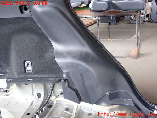 5UPJ-25787680]ハリアー(ZSU60W)左リアピラートリム 中古_m0003.jpg