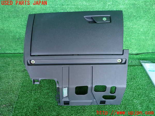 2UPJ-25807516]アウディ・A3 スポーツバック(GYDNNF)グローブボックス1 中古_m0001.jpg
