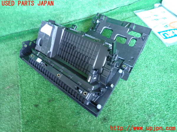 2UPJ-25807516]アウディ・A3 スポーツバック(GYDNNF)グローブボックス1 中古_m0002.jpg