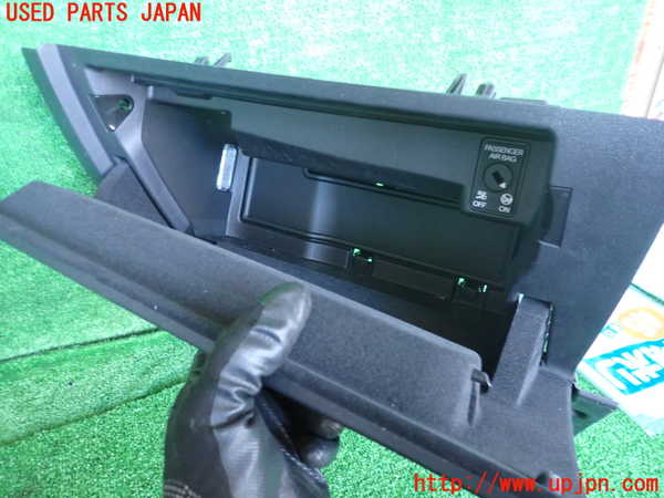 2UPJ-25807516]アウディ・A3 スポーツバック(GYDNNF)グローブボックス1 中古_m0003.jpg