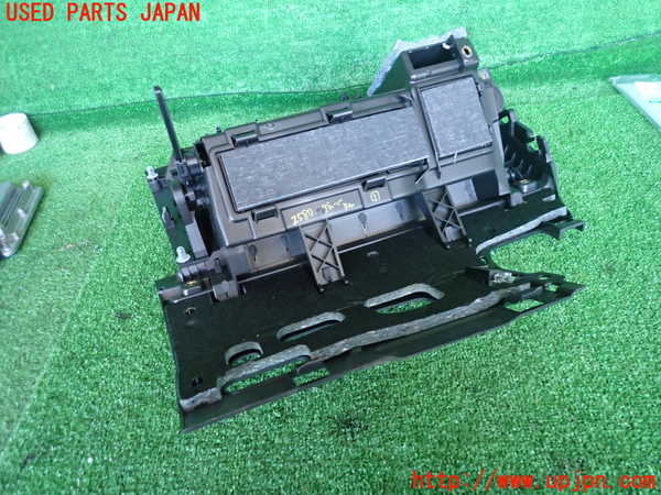 2UPJ-25807516]アウディ・A3 スポーツバック(GYDNNF)グローブボックス1 中古_m0004.jpg