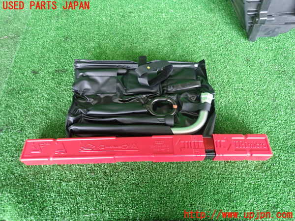 2UPJ-25807805]アウディ・A3 スポーツバック(GYDNNF)車載工具 中古_m0001.jpg