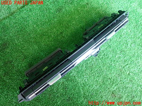 2UPJ-25807526]アウディ・A3 スポーツバック(GYDNNF)エアコン吹き出し口1 (左) 中古_m0002.jpg