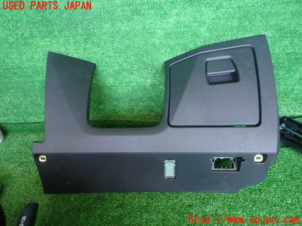 2UPJ-25807841]アウディ・A3 スポーツバック(GYDNNF)小物入れ1 中古_m0001.jpg