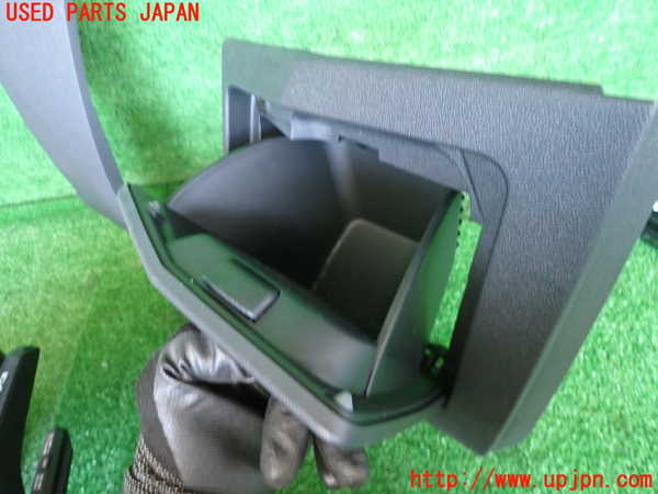 2UPJ-25807841]アウディ・A3 スポーツバック(GYDNNF)小物入れ1 中古_m0002.jpg