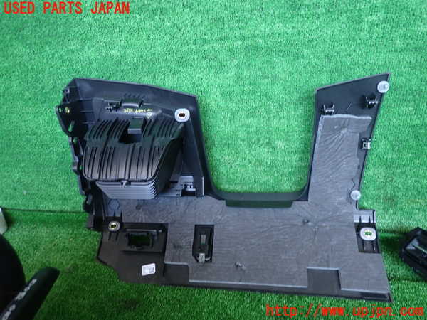 2UPJ-25807841]アウディ・A3 スポーツバック(GYDNNF)小物入れ1 中古_m0003.jpg