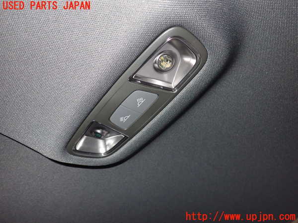2UPJ-25806412]アウディ・A3 スポーツバック(GYDNNF)ルームランプ2 (真中 2列目) 中古_m0001.jpg