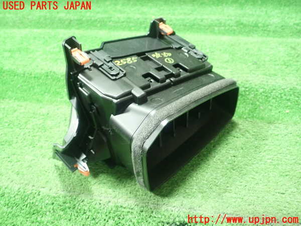 5UPJ-25857526]カローラ ツーリング ハイブリッド(ZWE219W)エアコン吹き出し口1（右） 中古_m0003.jpg