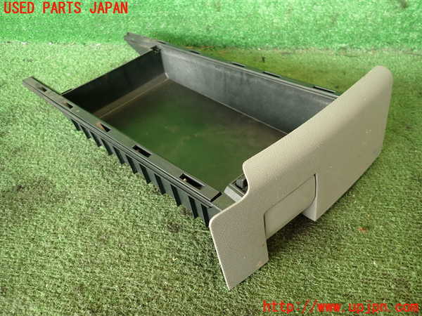 2UPJ-25907842]ポルシェ・カイエン ターボ(9PAM4851A)小物入れ2 中古_m0001.jpg