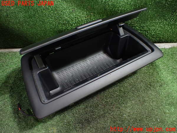 1UPJ-25977841]BMW 120i カブリオレ E88(UL20)小物入れ1 中古_m0002.jpg