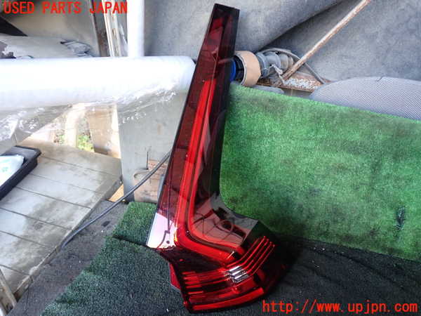 1UPJ-26001530]ボルボ・V90(PB420TMA)右テールランプ 中古_m0001.jpg