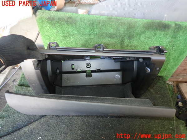 5UPJ-26007516]ボルボ・V90(PB420TMA)グローブボックス1 中古_m0003.jpg