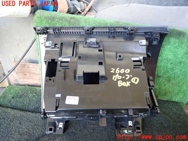 5UPJ-26007516]ボルボ・V90(PB420TMA)グローブボックス1 中古_m0004.jpg