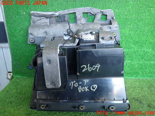 2UPJ-26097516]アウディ・TT クーペ(8JBUBF)グローブボックス1 中古_m0003.jpg