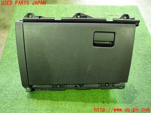 2UPJ-26107516]カローラ スポーツ ハイブリッド(ZWE211H)グローブボックス1 中古_m0001.jpg