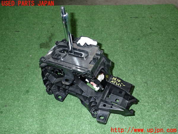 5UPJ-26107555]カローラ スポーツ ハイブリッド(ZWE211H)ATシフトレバー 中古_m0001.jpg