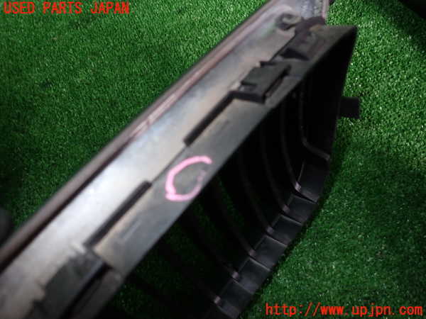 2UPJ-26121050]BMW 318is クーペ(BE19)ラジエターグリル 中古_m0004.jpg