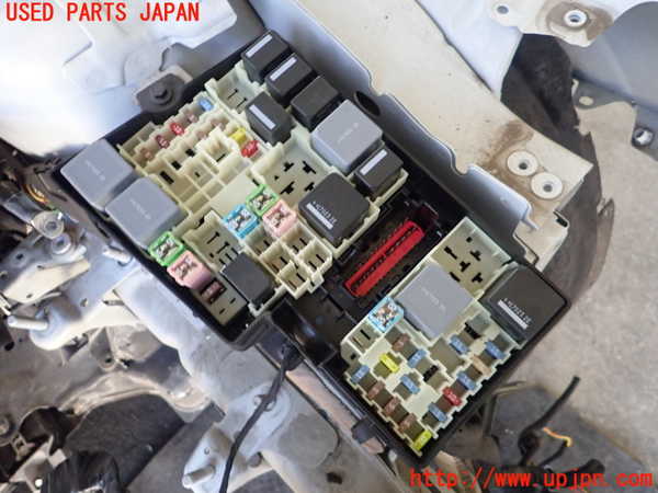 5UPJ-26176741]ボルボ・V40(MD4204T)ヒューズボックス1 中古_m0002.jpg