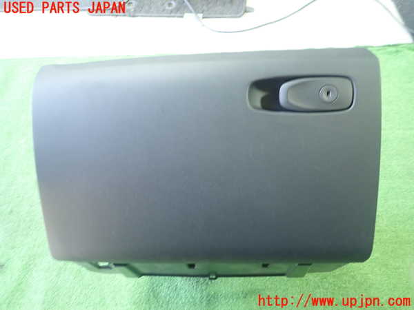 5UPJ-26177516]ボルボ・V40(MD4204T)グローブボックス1 中古_m0001.jpg