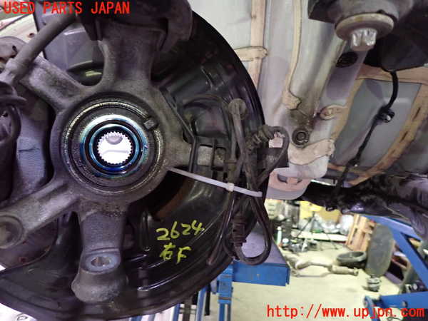 5UPJ-26244290]ベンツ CLA180 シューティングブレーク（X117）(117942)右フロントナックルハブ 中古_m0001.jpg