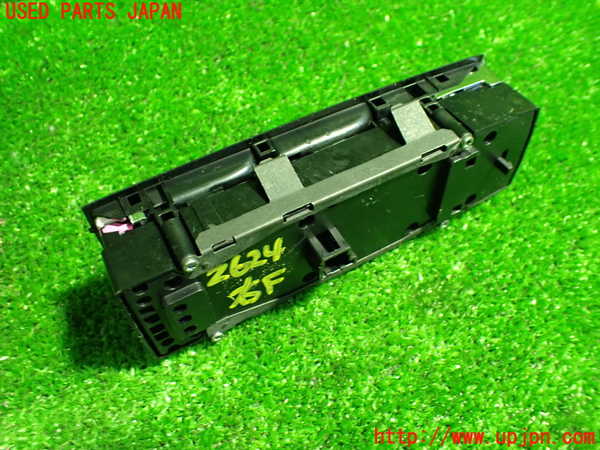 1UPJ-26246240]ベンツ CLA180 シューティングブレーク（X117）(117942)右前パワーウィンドウスイッチ 【ジャンク】_m0004.jpg