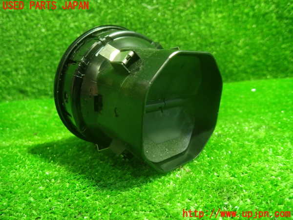 1UPJ-26247526]ベンツ CLA180 シューティングブレーク（X117）(117942)エアコン吹き出し口1（右） 中古_m0002.jpg