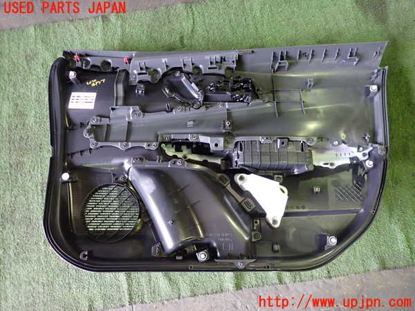 1UPJ-26301264]プリウス(ZVW60)左前ドア内張り 中古_m0004.jpg