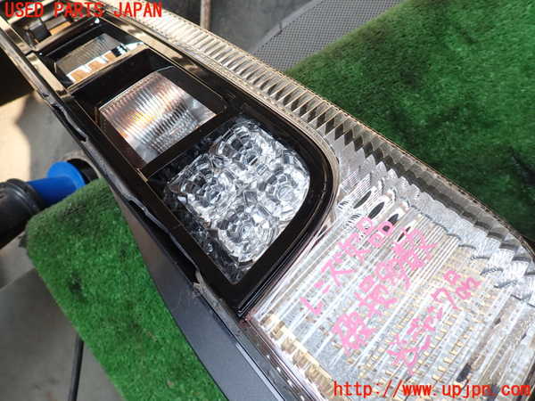 1UPJ-26401530]エスクァイアハイブリッド(ZWR80G)右テールランプ 【ジャンク】_m0002.jpg
