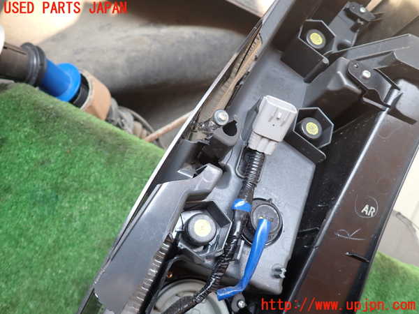 1UPJ-26401530]エスクァイアハイブリッド(ZWR80G)右テールランプ 【ジャンク】_m0004.jpg