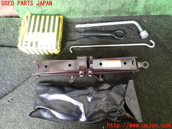 5UPJ-26407805]エスクァイアハイブリッド(ZWR80G)車載工具 中古_m0001.jpg