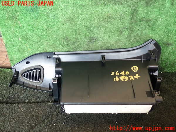1UPJ-26407841]エスクァイアハイブリッド(ZWR80G)小物入れ1 中古_m0003.jpg