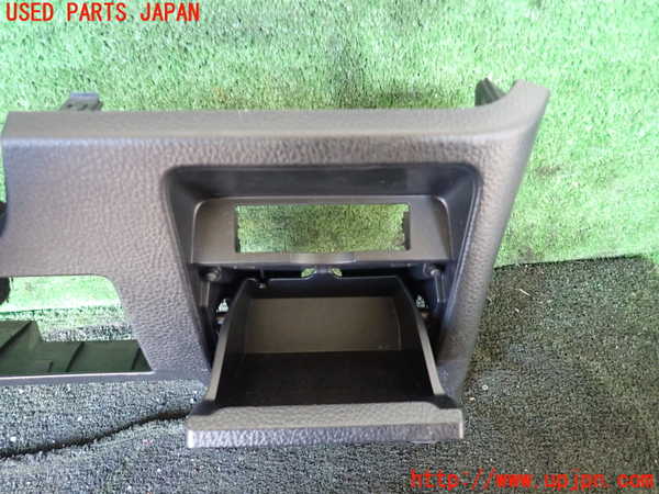 1UPJ-26407843]エスクァイアハイブリッド(ZWR80G)小物入れ3 中古_m0002.jpg