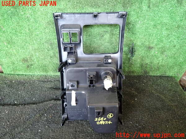 1UPJ-26407844]エスクァイアハイブリッド(ZWR80G)小物入れ4 中古_m0003.jpg