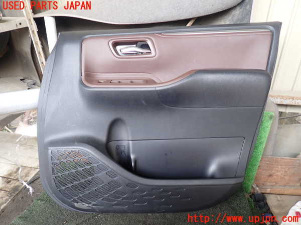 5UPJ-26401234]エスクァイアハイブリッド(ZWR80G)右前ドア内張り 中古_m0001.jpg