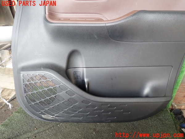 5UPJ-26401234]エスクァイアハイブリッド(ZWR80G)右前ドア内張り 中古_m0003.jpg