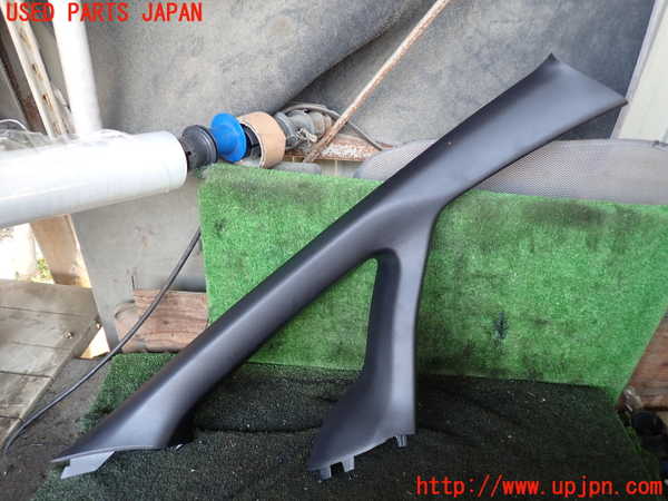 5UPJ-26407655]エスクァイアハイブリッド(ZWR80G)右フロントピラートリム 中古_m0001.jpg