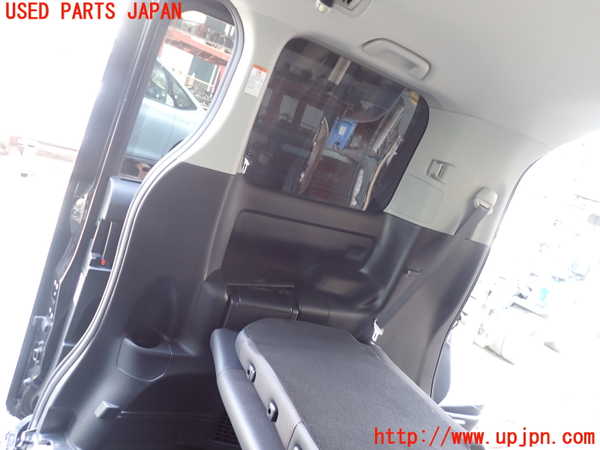 5UPJ-26407675]エスクァイアハイブリッド(ZWR80G)右リアピラートリム 中古_m0001.jpg