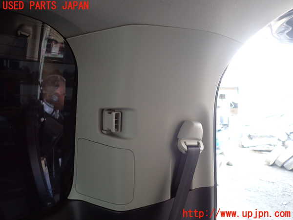 5UPJ-26407675]エスクァイアハイブリッド(ZWR80G)右リアピラートリム 中古_m0003.jpg