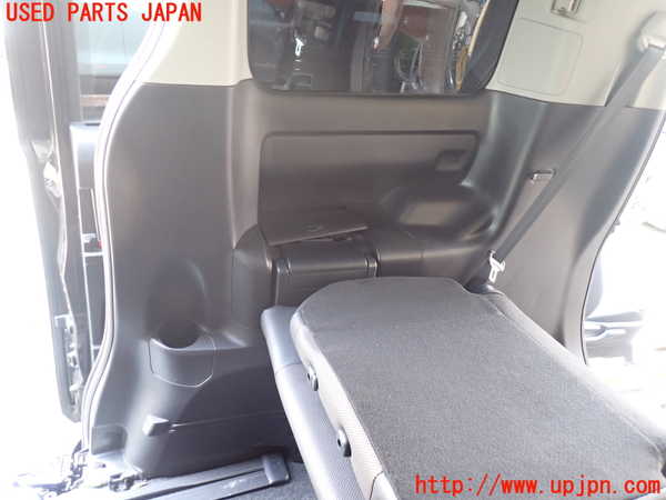 5UPJ-26407675]エスクァイアハイブリッド(ZWR80G)右リアピラートリム 中古_m0004.jpg