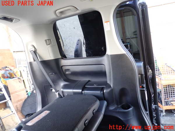 5UPJ-26407680]エスクァイアハイブリッド(ZWR80G)左リアピラートリム 中古_m0001.jpg