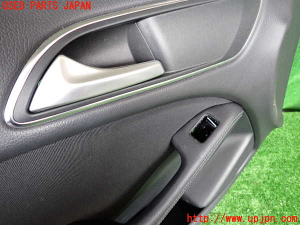 5UPJ-26461264]ベンツ B180(246242)(W246)左前ドア内張り 中古_m0003.jpg