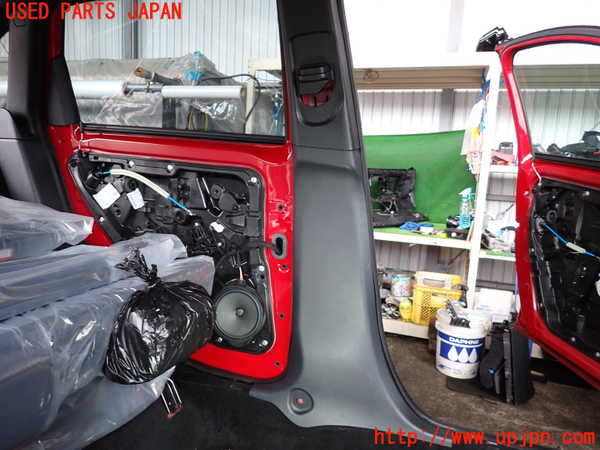 5UPJ-26467670]ベンツ B180(246242)(W246)左センターピラートリム 中古_m0001.jpg