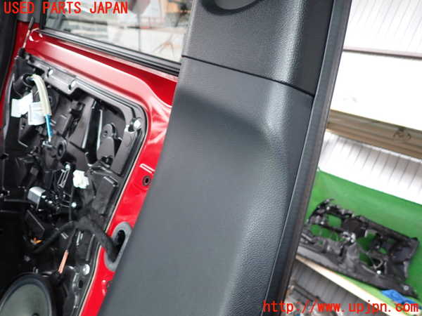 5UPJ-26467670]ベンツ B180(246242)(W246)左センターピラートリム 中古_m0003.jpg