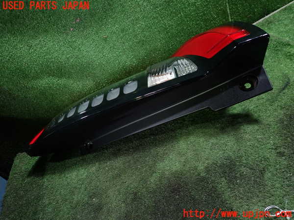 5UPJ-26501530]シエンタハイブリッド(MXPL10G)右テールランプ (81550-52F70) 中古_m0002.jpg