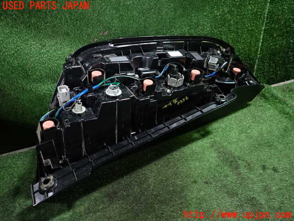 5UPJ-26501530]シエンタハイブリッド(MXPL10G)右テールランプ (81550-52F70) 中古_m0003.jpg