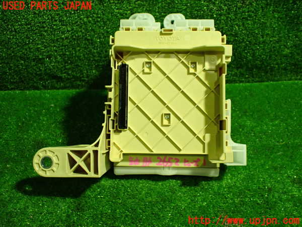 5UPJ-26526741]レクサス・NX200t(AGZ10)ヒューズボックス1 中古_m0003.jpg