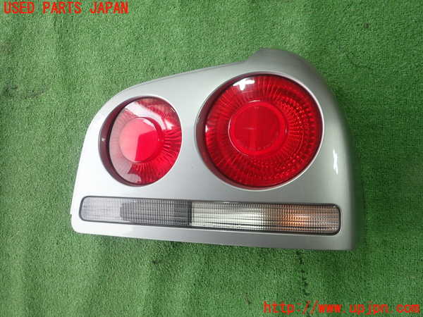 5UPJ-26561530]スカイライン(HR34)右テールランプ 中古_m0001.jpg