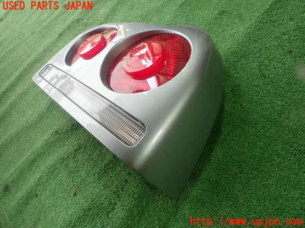5UPJ-26561530]スカイライン(HR34)右テールランプ 中古_m0002.jpg