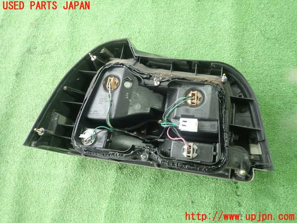 5UPJ-26561530]スカイライン(HR34)右テールランプ 中古_m0003.jpg